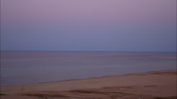 Time-lapse. sunset over the sea. view from the beach. — Vídeo de Stock
