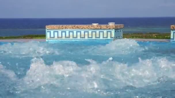 Jacuzzi. nærbilde. boblende vann i det åpne jacuzzi, basseng. tropisk feriested, ved havet – stockvideo