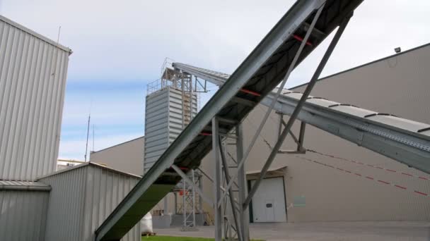 Maïsverwerkingsfabriek. geautomatiseerde transportband levert grondstoffen van de ene werkplaats naar de andere, in moderne maïsinstallatie — Stockvideo