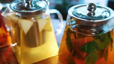 Çaydanlıkta meyve çayı. Bitki çayı. Meyve çayı. Çay içeceğim. Yakın plan. Üç farklı meyve ve bitkisel, renkli çaydanlık..