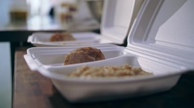 Beslenme çantası. Sıcak yemek. Paket servis. Yemek servisi. Yakın plan. Beslenme çantalarındaki sıcak yemekler, yiyecek konteynırları yemek teslimatı için hazır..