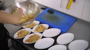 Yemek pişirmek. Açık büfe restoran mutfağı. Matara. Yakın plan. Ticari bir mutfakta yemek pişirmek. Hayır kurumları, halk çorbacıları fakir ve muhtaçlara bedava yemek pişiriyor..