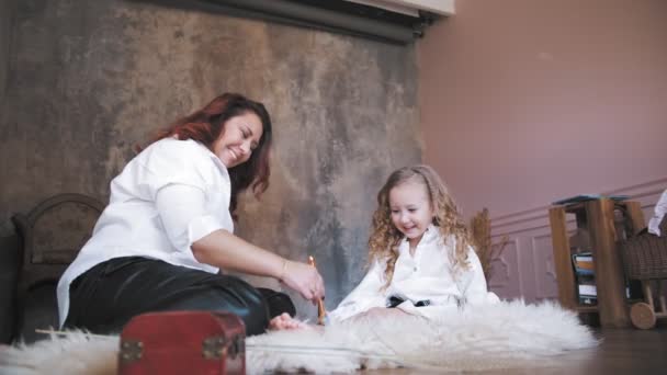 Family. Mom and daughter. cute little girl. mom and little daughter spending time together, having fun, doing make up for each other. — Stock Video