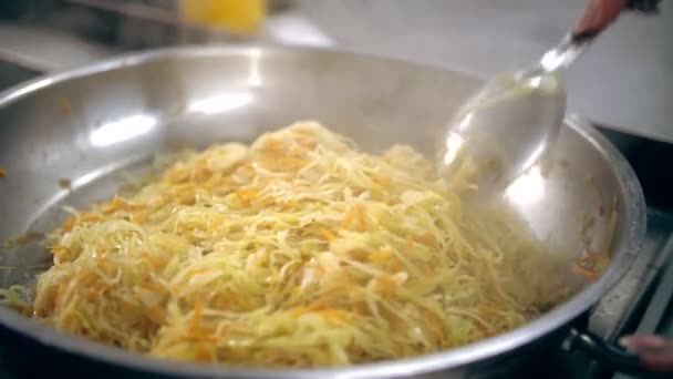Koken. close-up. op het fornuis, kool wordt gestoofd in een koekenpan — Stockvideo