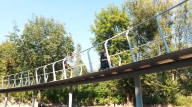 Babalar günü. Engelli biri. Babası ve küçük tatlı oğlu yaz günü parkta yürüyorlar. Babam tekerlekli sandalye kullanıcısı. Özel ihtiyaçları olan insanlar..