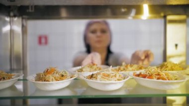 Kendi kendine hizmet veren kafeterya. Açık büfe restoranı. Garson küçük kaselere salata koyar. Kendi servis kafeteryasının vitrinine ya da hayır kurumu çorbası mutfağına.