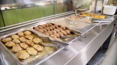 Toplum çorbacıları. Yoksul ve muhtaçlara bedava sıcak öğle yemeği. Gönüllü. Hayır işi. Bağışlar.