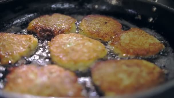 Potato latkes. potato patty. cooking. Potato cakes, zrazy. buffet restaurant kitchen. close-up. The cook is flipping crispy potato latkes, frying in sizzling oil. — Stock Video