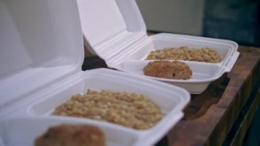 Beslenme çantası. Sıcak yemek. Paket servis. Yemek servisi. Yakın plan. Beslenme çantalarındaki sıcak yemekler, yiyecek konteynırları yemek teslimatı için hazır..