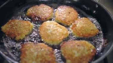 Patates kızartması. Patates köftesi. Yemek pişirmek. Patates keki, zuela. Açık büfe restoran mutfağı. Yakın plan. Aşçı çıtır patates kızartması yapıyor, kızgın yağda kızarıyor..