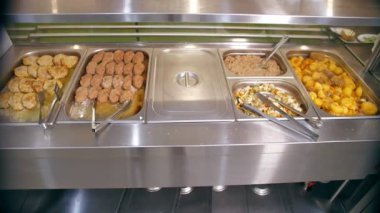 Toplum çorbacıları. Yoksul ve muhtaçlara bedava sıcak öğle yemeği. Gönüllü. Hayır işi. Bağışlar.