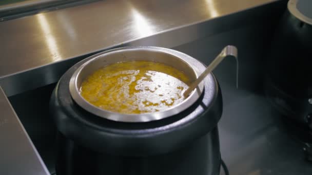 Zupa. samoobsługowa stołówka. restauracja bufetowa. zbliżenie. showcase ze świeżo ugotowanym pierwszym daniem, gorąca zupa na dużym patelni. żywność dla zdrowia — Wideo stockowe