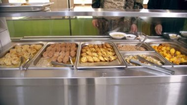Toplum çorbacıları. Yoksul ve muhtaçlara bedava sıcak öğle yemeği. Gönüllü. Hayır işi. Bağışlar.