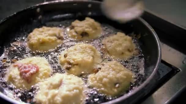 ポテト・ラックス。ポテトパティ。料理だ。ポテトケーキ、ザラジーです。ビュッフェレストランキッチン。接近中だ。料理は、カリカリポテトの湖を裏返しています,油をかき混ぜるでフライパン. — ストック動画