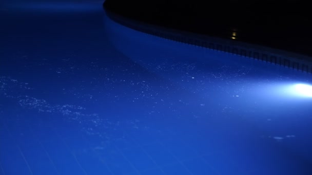 Piscine la nuit. Gros plan. eau de piscine, rétro-éclairé bleu, la nuit — Video