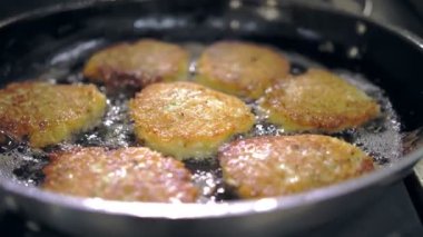 Patates kızartması. Patates köftesi. Yemek pişirmek. Patates keki, zuela. Açık büfe restoran mutfağı. Yakın plan. Aşçı çıtır patates kızartması yapıyor, kızgın yağda kızarıyor..