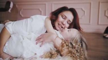 Aile. Anne ve kızı. Portre. Şirin küçük kız. Anne ve küçük kızı birlikte vakit geçiriyorlar, eğleniyorlar..