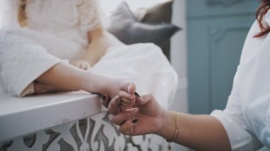 Bebek ayağı. Yakın plan. Anne kızı. Şirin küçük kız. Kadın küçük kızının ayaklarını özenle ve şefkatle öpüyor. Anne ve küçük kızı birlikte vakit geçiriyorlar..