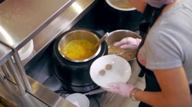 Açık büfe restoranı. Kendi kendine hizmet veren kafeterya. Yakın plan. Garson, koruyucu eldivenlerle müşteriye sıcak çorba dolduruyor. Yemek pişirmek. sağlıklı gıda.