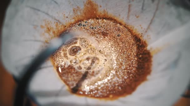 Vaří se káva. detailní záběr. barista nalévá vařící vodu ze speciální konvice na čerstvě mletá kávová zrna v papírovém filtru v tradičním varném zařízení — Stock video
