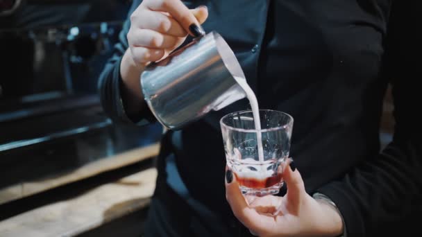 Matcha. detailní záběr. barista přidává mléko do sklenice s malinovým sirupem. — Stock video