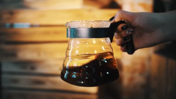 Druppelkoffie zetten. koffiepot. close-up. barista houdt in handen een glazen theepot met koffie drinken, roeren — Stockvideo