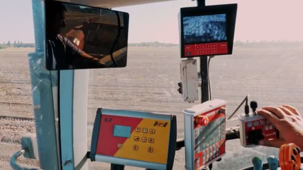 CHERKASSY, UCRANIA, 24 de septiembre de 2021: Vista desde la cabina del tractor. Primer plano. cabina del conductor con monitores o pantallas especiales para comprobar la calidad del proceso de recolección de patatas. — Vídeos de Stock