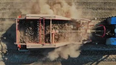 Patates hasadı. Patates biçme makinesi. Çiftlik tarlasında patates hasat eden çiftlik makineleri. Anten, üst manzara. Akıllı çiftçilik.