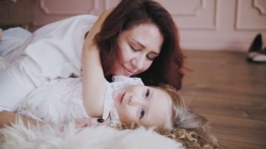 Aile. Anne ve kızı. Portre. Şirin küçük kız. Anne ve küçük kızı birlikte vakit geçiriyorlar, eğleniyorlar..