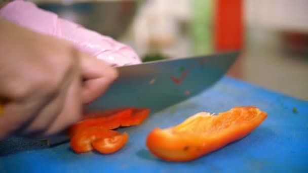 Matlagning. kock skär grönsaker. Restaurangkök. närbild. kocken skär färsk paprika i små bitar med skarp, stor kökskniv på plastskiva. — Stockvideo