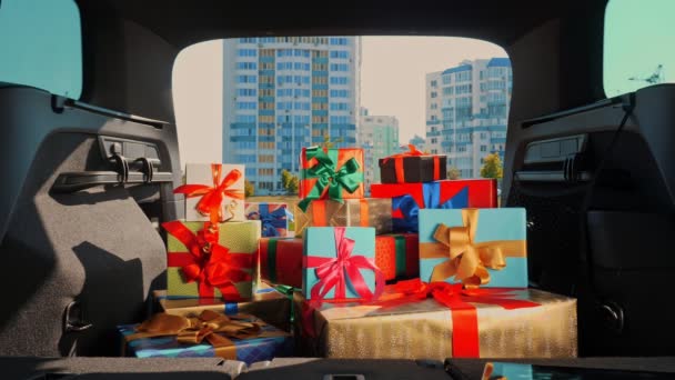 Gift boxes in the car. delivery service. many beautifully wrapped parcels, boxes, lie in car trunk, in sunrays. close-up, view from inside car. donation, charity. Online order. Christmas presents — Stock Video