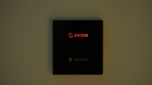 Non disturbare. primo piano. il cartello è illuminato in rosso. targa elettronica. una lavagna digitale con iscrizione - non disturbare, in camera d'albergo. — Video Stock