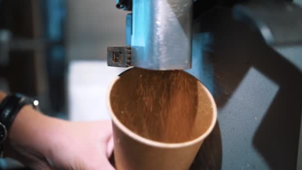 Moedor de café. close-up. processo de moagem de grãos de café com máquina automática moedor de café ao pó de café moído. — Vídeo de Stock