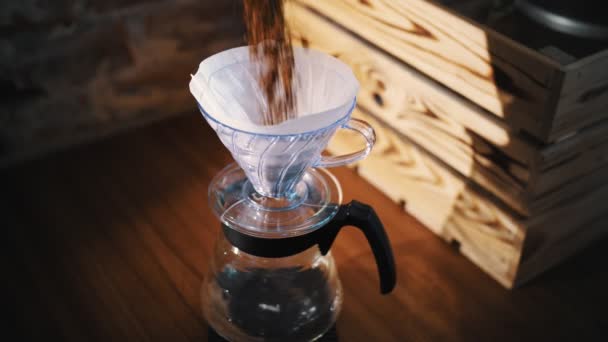 Damlayan kahve demleniyor. Yakın plan. Kahveci doldurur, taze kahve çekirdeklerini kağıt filtreye koyar. — Stok video