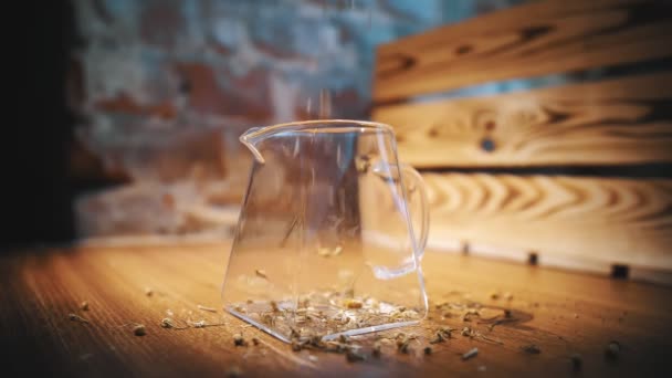 Tisana. bevanda di tè. tè alla camomilla. preparazione di tisane. primo piano. tè di camomilla secca viene versato in teiera di vetro. fabbricazione di bevande calde alle erbe. — Video Stock