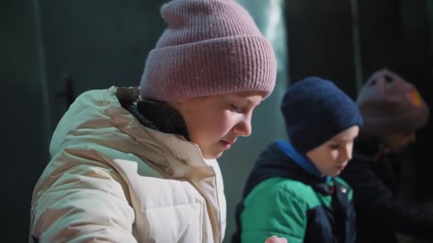 Guerra in Ucraina. Rifugio antiatomico. I bambini si nascondono in un rifugio nel seminterrato, durante un allarme aereo, lancio di razzi. Stanno disegnando. Invasione russa. Fermate la guerra. Nessuna guerra. — Video Stock