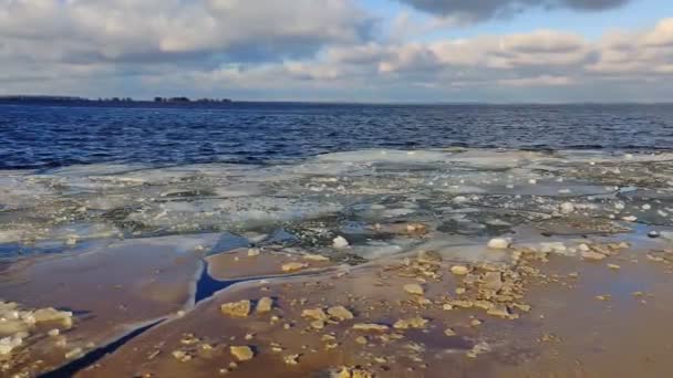 A derreter gelo. O gelo da primavera deriva no rio. Um grande plano de gelo. degelo. Fios de gelo derretidos na superfície da água azul. — Vídeo de Stock