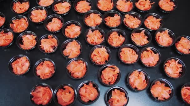 Savanyú Gyömbér Sushi Közelkép Kiváló Kilátás Szeletelt Savanyított Gyömbér Kis — Stock videók