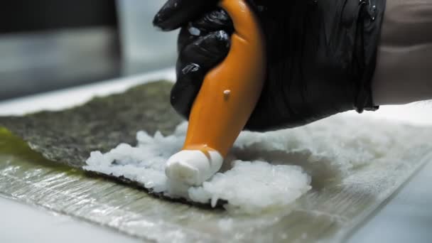 Sushi Mâncare Japoneză Gătesc Culinar Bucătarul Sushi Face Rulou Sushi — Videoclip de stoc