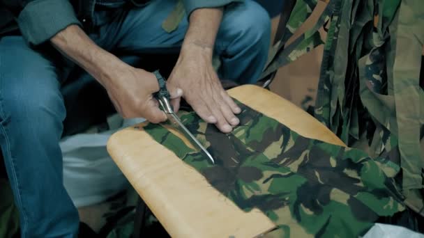 Menjahit Krhaki Jaring Kamuflase Para Relawan Memotong Kain Kamuflase Menjadi — Stok Video