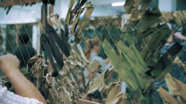 Ukrayna 'da savaş. Kamuflaj ağı, ordu mensuplarının ya da ekipmanların düşman tarafından fark edilmeden saklanmasına yardımcı olur. - Savaş. Çatışmalar sırasında koruma. Savaşta gönüllü yardım.