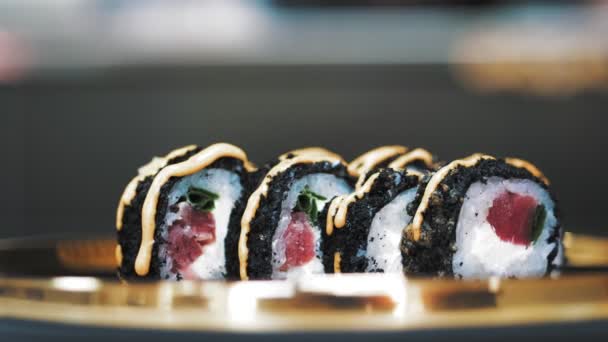 Sushi Mâncare Japoneză Aproape Rulourile Sushi Proaspăt Gătite Servite Placă — Videoclip de stoc