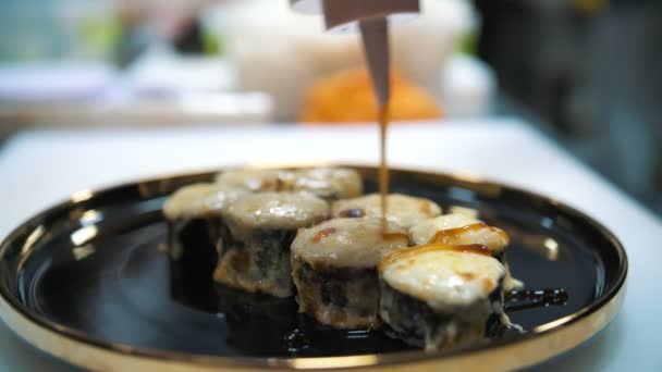 Comida Tradicional Japonesa Primer Plano Chef Sushi Está Vertiendo Salsa — Vídeos de Stock