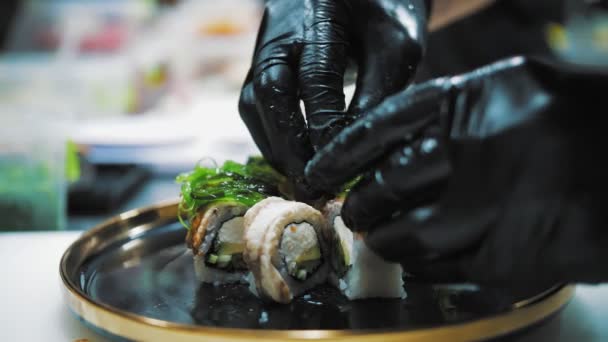 Суші Японська Їжа Готувати Кулінарія Крупный План Кухар Суші Відкладає — стокове відео