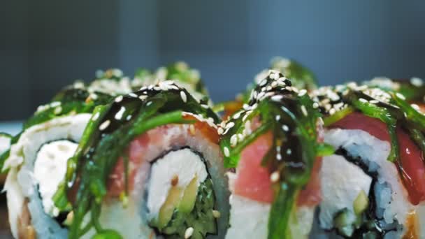 Sushi Japans Eten Close Vers Gekookte Sushi Broodjes Geserveerd Zwarte — Stockvideo