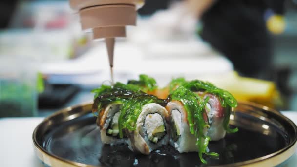 Comida Tradicional Japonesa Close Chef Sushi Está Despejando Molho Rolos — Vídeo de Stock