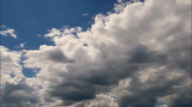 Zaman atlaması. Bulutlar. Kümülüs bulutları. Bulutlar. Kabarık tüylü beyaz bulutlar mavi gökyüzüne doğru koşuyor. Beyaz bulutlar. video döngüsü.