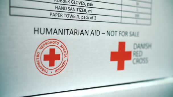 Vöröskereszt Jótékonysági Szervezet Közelkép Humanitárius Segély Ukrán Menekültek Migránsok Támogatására — Stock videók