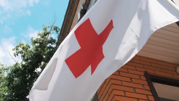 Fehér Zászló Vörös Keresztjelvénnyel Közelkép Vöröskereszt Nemzetközi Jótékonysági Szervezet Kínál — Stock videók