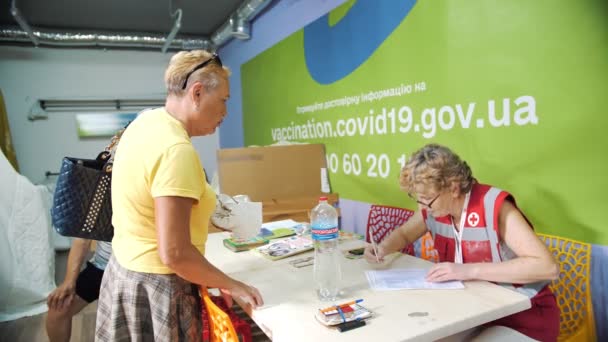 Cherkasy Ukraine July 2022 Red Cross Volunteers Distributing Humanitarian Aid — Stock video